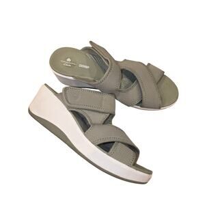 EUC Clarks light green Cloudsteppers Women's Step Cali Reef Sandals sz 10